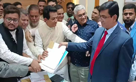 ফরিদপুর ৩ আসনে স্বতন্ত্র প্রার্থী হিসেবে মনোনয়ন পত্র জমা দিলেন এ কে আজাদ