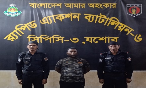 চায়ের দোকানে বিক্রি হত অস্ত্র, মাদক! র্যাবের অভিযানে অস্ত্রসহ চা দোকানি আটক