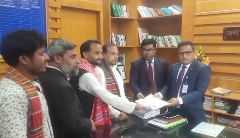 গামছা নিয়ে মাঠে নামলেন বঙ্গবন্ধু হত্যার প্রতিবাদকারী পরেশ মোদক