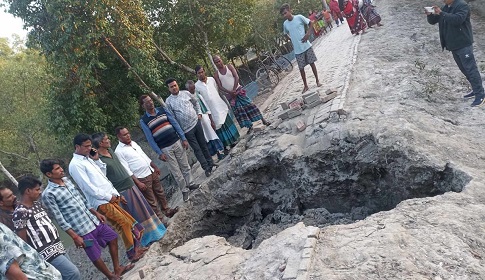 শ্যামনগরে খোলপেটুয়া নদীর বেড়িবাঁধে ধ্বস, ভাঙনের আশঙ্কা
