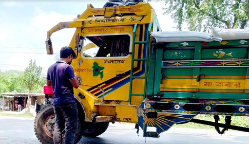 ঈশ্বরদীতে পৌরসভার টোল আদায়ের নামে সড়কে চাঁদাবাজি