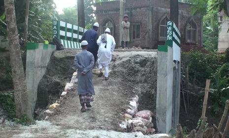 কালভার্টে সংযোগ সড়ক নেই, কবরস্থানে যাতায়াতে ৩ গ্রামের মানুষের দুর্ভোগ