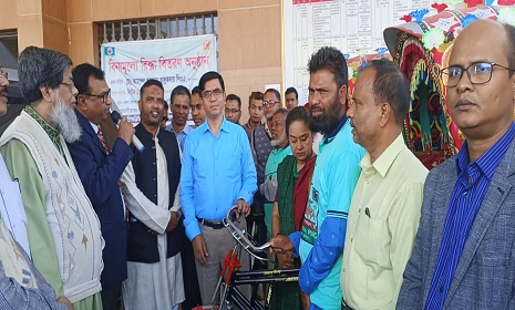 ফরিদপুরে দরিদ্র রিক্সা চালকদের মাঝে বিনামূল্যে রিক্সা বিতরণ