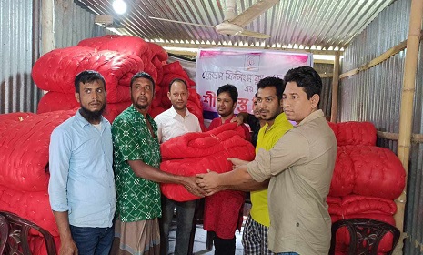 আলফাডাঙ্গায় অর্ধ শতাধিক পরিবারের মাঝে লেপ বিতরণ