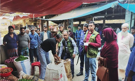 সাতক্ষীরায় পরিবেশ অধিদপ্তরের অভিযান, ১৫টি বাস-ট্রাক ও ৬টি মুদি দোকানে জরিমানা