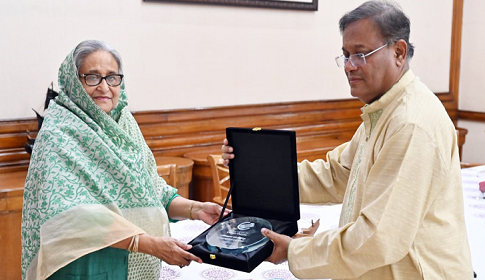 প্রধানমন্ত্রীর হাতে ক্লাইমেট মোবিলিটি চ্যাম্পিয়ন লিডার পুরস্কার