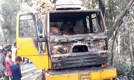দিনাজপুরে পেট্রোল বোমা ছুঁড়ে ধানবোঝাই ট্রাকে অগ্নিসংযোগ, চালক দগ্ধ