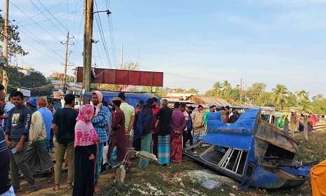 রেলক্রসিংয়ে পুলিশভ্যানে ট্রেনের ধাক্কা, এক পুলিশ নিহত