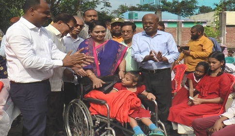 মাদারীপুরে ৫০০ প্রতিবন্ধী শিক্ষার্থী পেলো কম্বল-হুইল চেয়ার-সাদাছড়ি