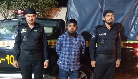 জুতার ভেতর ইয়াবা পরিবহনের সময় যুবক গ্রেফতার