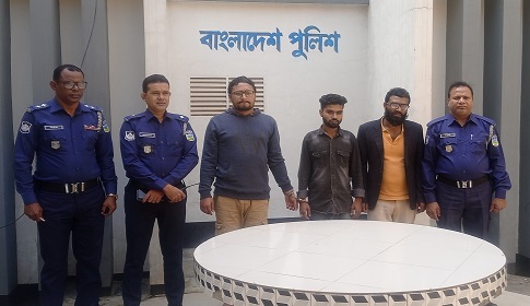অল্পের জন্য রক্ষা পেলো যাত্রীভর্তি বাস, পেট্রোল বোমাসহ গ্রেপ্তার ৩