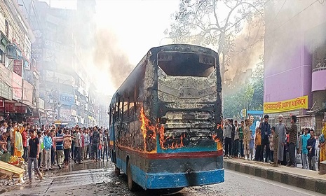 গুলিস্তানে বাসে আগুন
