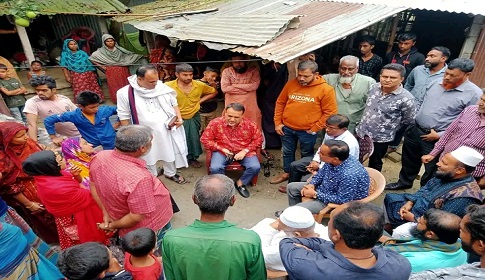 অগ্নিকাণ্ডে ক্ষতিগ্রস্ত পরিবারের পাশে দাঁড়ালেন স্বতন্ত্র এমপি প্রার্থী দুলাল বিশ্বাস