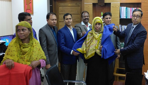 বাগেরহাটে শীতের শুরুতেই কম্বল বিতরণ