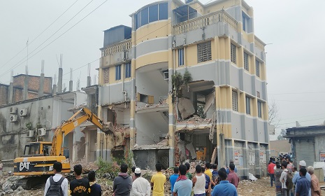 ধামরাইয়ে অবৈধভাবে কলেজের জমিতে নির্মিত চার তলা বিশিষ্ট হাসপাতাল গুড়িয়ে দিল প্রশাসন