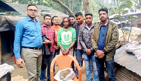 ঈশ্বরদীতে আড়াই কেজি গাাঁজাসহ আটক ২