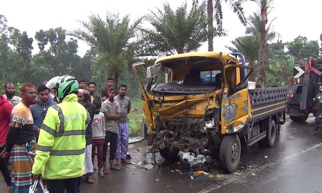 সাতক্ষীরায় ঢাকাগামি পরিবহন ও পিকআপের মুখোমুখি সংঘর্ষ, আহত ৫