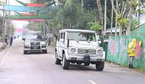 প্রোটোকল ছাড়াই ব্যক্তিগত গাড়িতে কোটালিপাড়ায় প্রধানমন্ত্রী