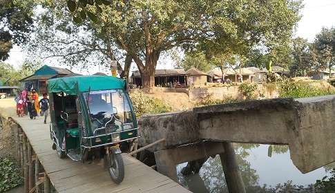 ভাঙ্গা ব্রিজে ৭ মাস পার, ভরসা কাঠের সেতু 