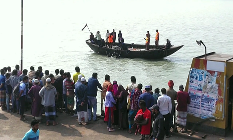 বাগেরহাটে চলন্ত ফেরি থেকে পড়ে বরযাত্রী নিখোঁজ, চলছে উদ্ধার অভিযান 