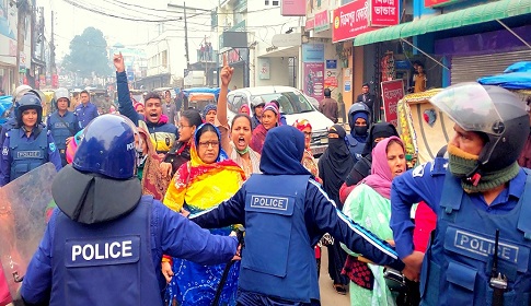 ঠাকুরগাঁওয়ে পুলিশি বাধা উপেক্ষা করে মহিলা দলের মিছিল