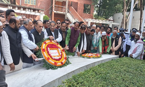 বঙ্গবন্ধুর সমাধিতে কেন্দ্রীয় আ.লীগের বিজয় দিবসের শ্রদ্ধা নিবেদন