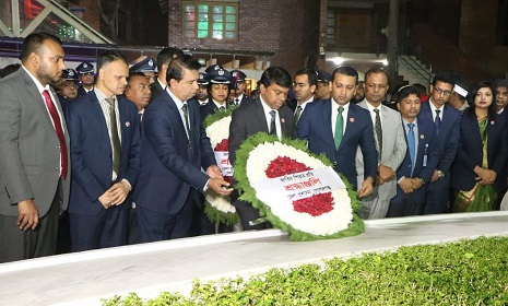 জাতির পিতার সমাধিতে মহান বিজয় দিবসের শ্রদ্ধা