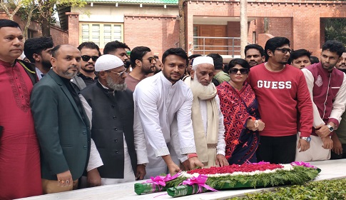 খেলার মাঠ আর রাজনীতিতে সমান সক্রিয় থাকবেন সাকিব