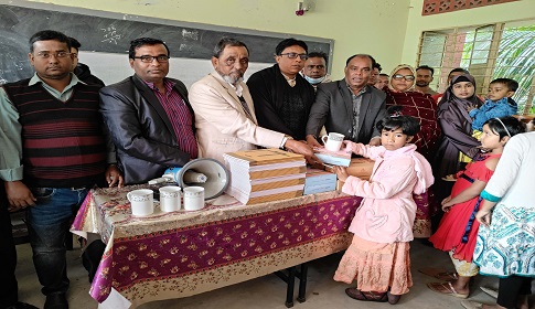 ৩ প্রাথমিক বিদ্যালয়ের ৬শ’ শিক্ষার্থী পেল শিক্ষা উপকরণ 