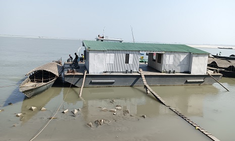 জেগে উঠেছে চর, যাত্রা বিপত্তিতে চিলমারী নৌ-বন্দরের ফেরি সার্ভিস