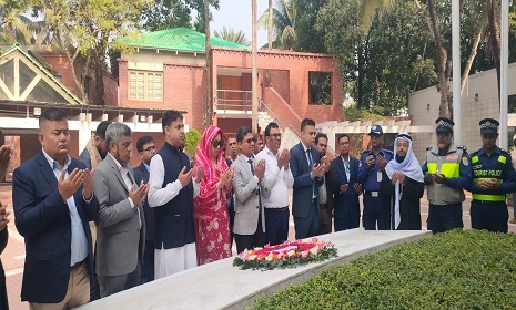বঙ্গবন্ধুর সমাধিতে এলজিইডি’র প্রধান প্রকৌশলীর শ্রদ্ধা নিবেদন