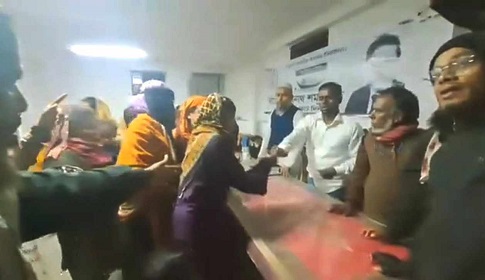 বরগুনায় নৌকা প্রার্থীর পক্ষে টাকা বিতরণ, ভিডিও ভাইরাল