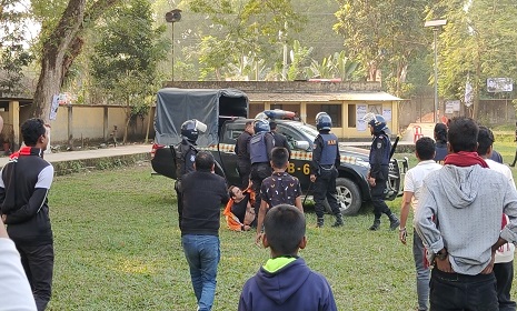 মুকসুদপুরে  আ. লীগ ও স্বতন্ত্র প্রার্থীর সমর্থকদের মধ্যে ধাওয়া পাল্টা ধাওয়া ও ইট-পাটকেল নিক্ষেপ