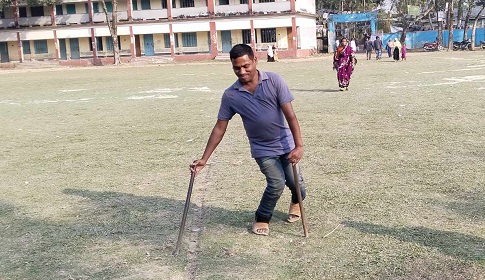 দুই লাঠিতে ভর করে ভোট দিলেন সবুজ মহন্ত