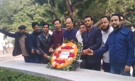 টুঙ্গিপাড়ায় বঙ্গবন্ধুর সমাধিতে ব্যারিস্টার সুমনের শ্রদ্ধা