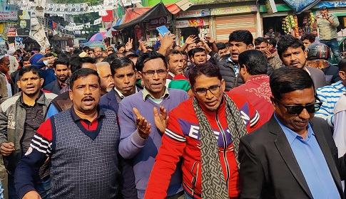 ফারুক খান মন্ত্রী হওয়ায় মুকসুদপুরে আনন্দ মিছিল মিষ্টি বিতরণ