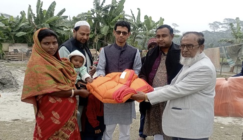শীতের সকালে প্রধানমন্ত্রীর উপহারের কম্বল নিয়ে আশ্রয়ণ কেন্দ্রে ইউএনও 
