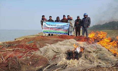 বরগুনায় নিষিদ্ধ মাছ ধরার জাল আটক, পুড়িয়ে বিনষ্ট