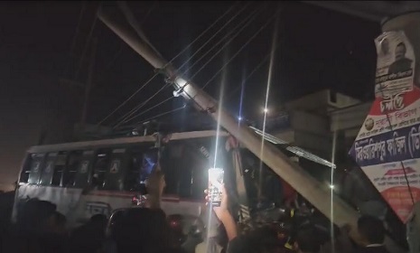 নিয়ন্ত্রণ হারিয়ে যাত্রীবাহী বাস দোকানে, আহত ১২