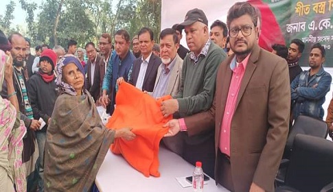ফরিদপুরে এ কে আজাদের পক্ষে আরও চারটি ইউনিয়নে কম্বল বিতরণ