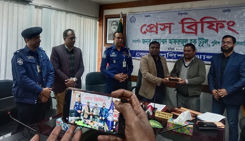 দুটি হত্যাকাণ্ডের রহস্য উন্মোচন ও উদ্ধার হওয়া ১১টি স্মার্ট ফোন মালিকদের প্রদান