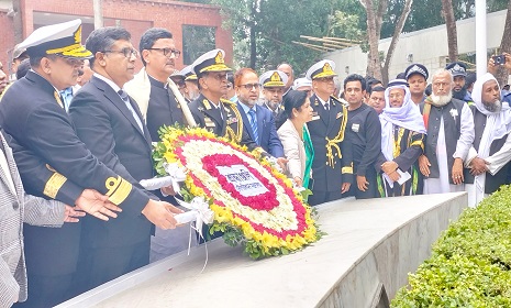 জাতির পিতার সমাধিতে নৌ-পরিবহন প্রতিমন্ত্রীর শ্রদ্ধা