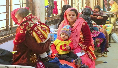 অতিরিক্ত ঠান্ডায় ঠাকুরগাঁওয়ে বেড়েছে শিশু রোগীর সংখ্যা