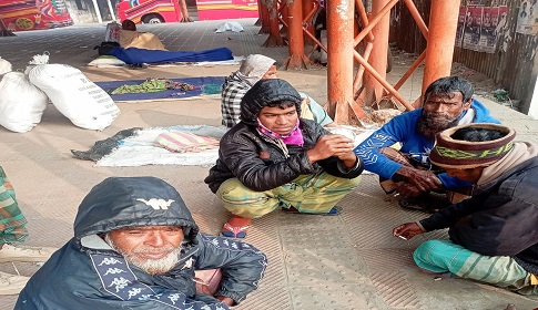 শীত ও কুয়াশায় কর্মহীন শ্রমজীবীরা
