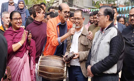 মেয়রের সঙ্গে বাংলা গান গাইলেন বিদেশি কূটনীতিকরা