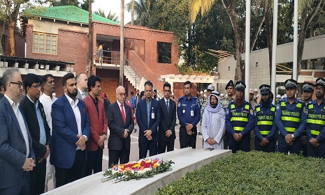 বঙ্গবন্ধুর সমাধিতে ব্রিটিশ পার্লামেন্ট প্রতিনিধি দলের শ্রদ্ধা 