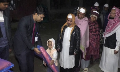 মাদ্রাসা, এতিমখানার শিক্ষার্থী ও দিনমজুররা পেলেন জেলা প্রশাসনের কম্বল