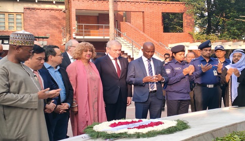 জাতির পিতার সমাধিতে ১৪ দেশের অনাবাসিক রাষ্ট্রদূতের শ্রদ্ধা 