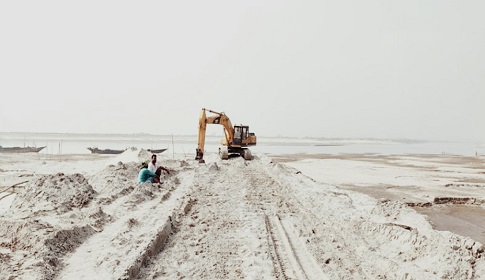 ফসলি জমির মাটি কাটতে যমুনার বুকে নয়া সড়ক
