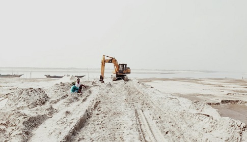 ফসলি জমির মাটি কাটতে যমুনার বুকে নয়া সড়ক 